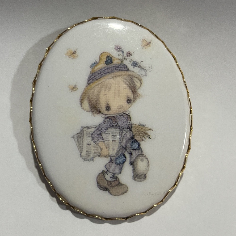 Hallmark 1973 Vintage Charmer Cameo Brooch "Newspaper Beau" By Betsey Clark